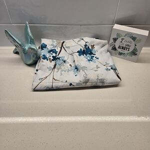 Floral Blue and White Decor For Bathroom